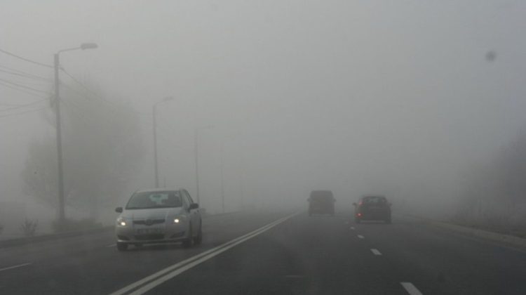 Poliția atenționează conducătorii auto: În unele zone ale Republicii Moldova persistă ceață densă