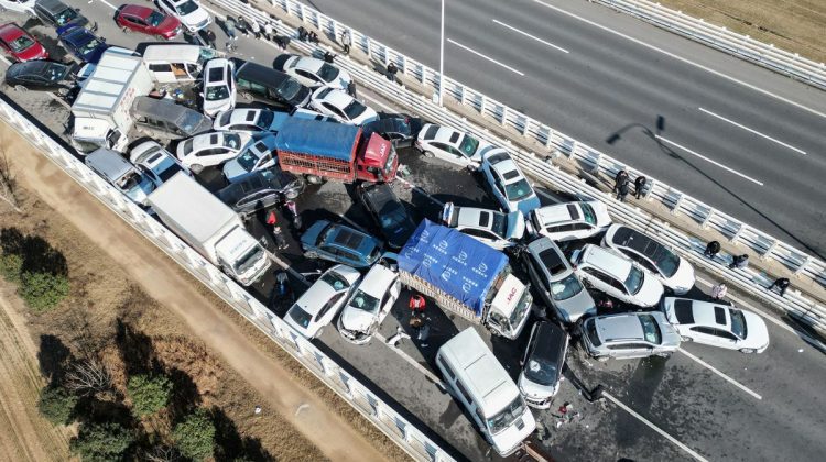 Mai mulţi răniţi, după ce peste o sută de maşini s-au ciocnit, pe o autostradă din China acoperită de gheaţă