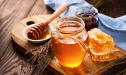 Ce se întâmplă în corpul tău dacă consumi seara miere de salcâm