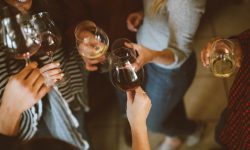 Amatorii de vin bun din Moldova pot degusta vinuri premium, la un eveniment desfăşurat în aceeaşi zi în lumea întreagă