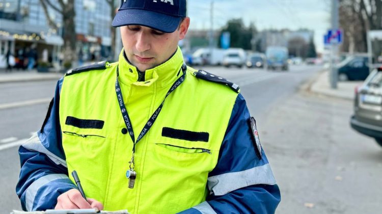 Un șofer din Comrat se plimba cu mașina, dar fără permis. A încercat să mituiască polițiștii