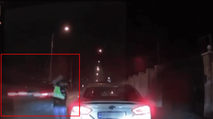 STOP CADRU Un șofer ar fi vrut, intenționat, să omoare un polițist. S-a întâmplat pe o stradă din Chișinău