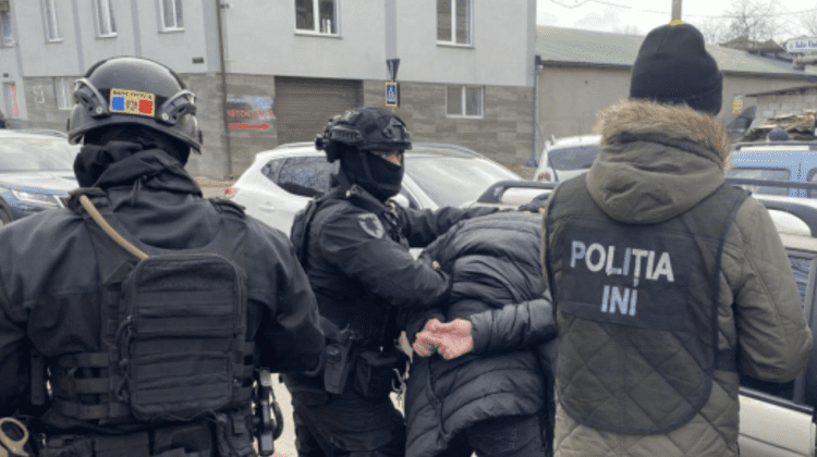 VIDEO Trei persoane, care dețineau droguri de peste 100 mii lei, încătușate. Detalii de la poliție