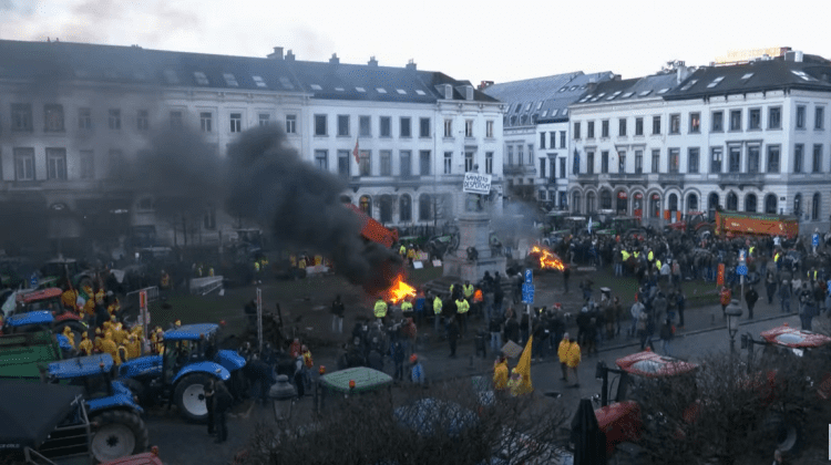 VIDEO Haos în Bruxelles. Un grup de fermieri aruncă cu ouă în Poliția care apără Parlamentul European
