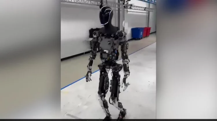 Elon Musk l-a scos la plimbare pe Optimus, robotul umanoid al Tesla