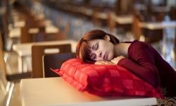 OMS: Tulburările de somn, o epidemie globală. Ce se întâmplă cu organismul nostru dacă dormim prea mult