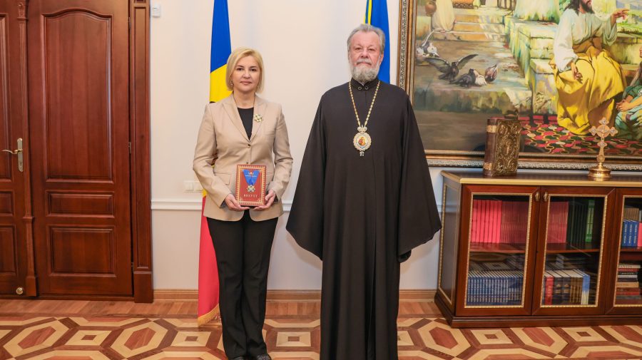 FOTO Irina Vlah, decorată de Mitropolitul Vladimir cu ordinul „Meritul Bisericesc” de gradul I