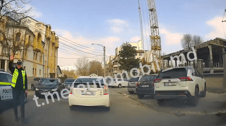 VIDEO Accident grav pe o stradă din Capitală. Un bătrân a ajuns la spital după ce a fost lovit de o mașină