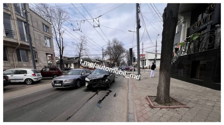 FOTO O femeie și copilul său ar fi ajuns la spital, după ce mașina în care se aflau a fost lovită de un automobil