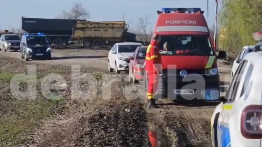 VIDEO Primele imagini cu craterul format la prăbușirea dronei, la 8 km de Brăila. Zona este izolată de oamenii legii