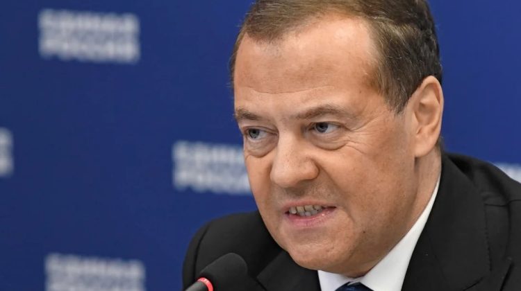 Dmitri Medvedev și-ar fi cumpărat un iaht britanic de milioane de dolari printr-un fond fantomă