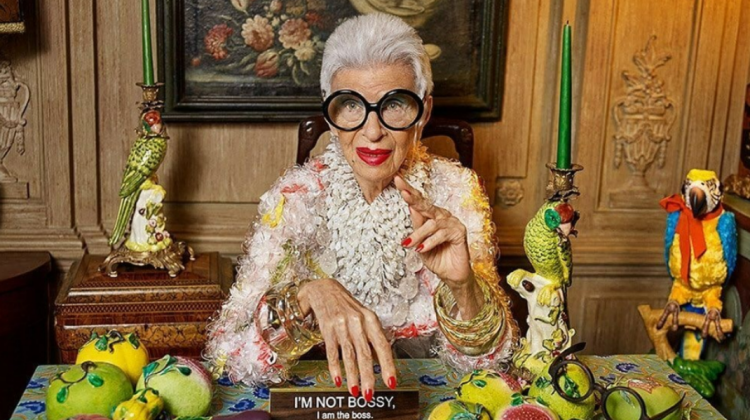 „Icoana modei” Iris Apfel, simbol excentric și femeie de afaceri de succes, s-a stins din viață la 102 ani