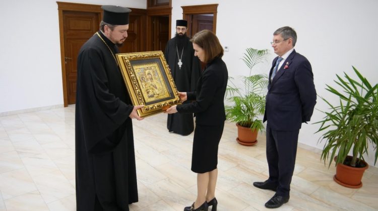 FOTO Președinta Maia Sandu, însoțită de speakerul Igor Grosu, a vizitat Centrul Eparhial din Cahul