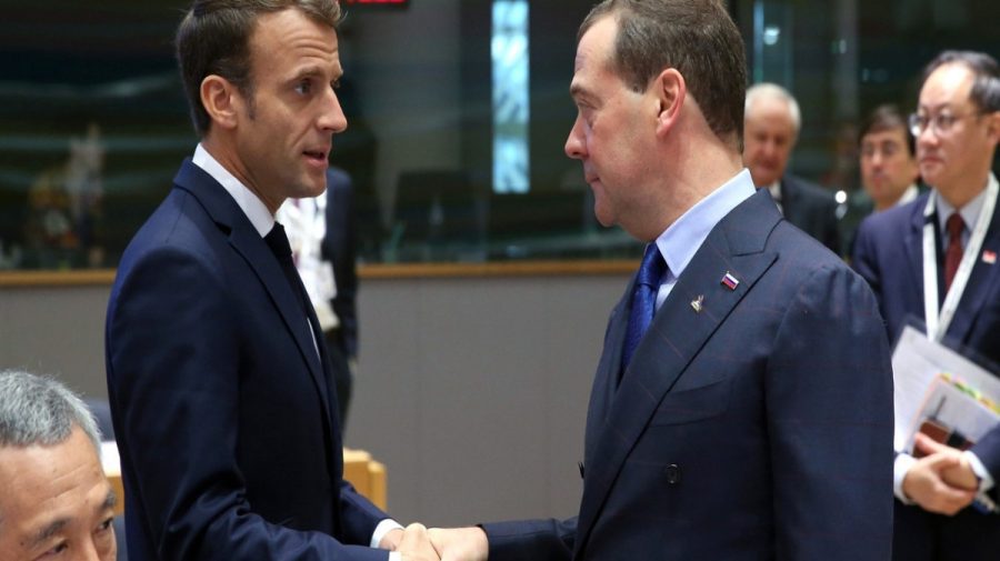 Medvedev îl atacă din nou pe Macron, înaintea unei vizite la Kiev. „Să ia mai multe perechi de chiloţi”