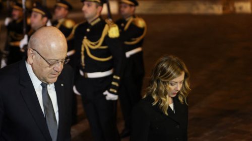 VIDEO Premierul libanez a confundat-o pe Giorgia Meloni cu asistenta ei şi a pupat-o la scara avionului