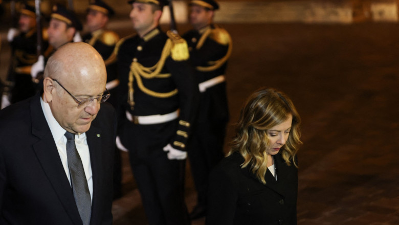 VIDEO Premierul libanez a confundat-o pe Giorgia Meloni cu asistenta ei şi a pupat-o la scara avionului