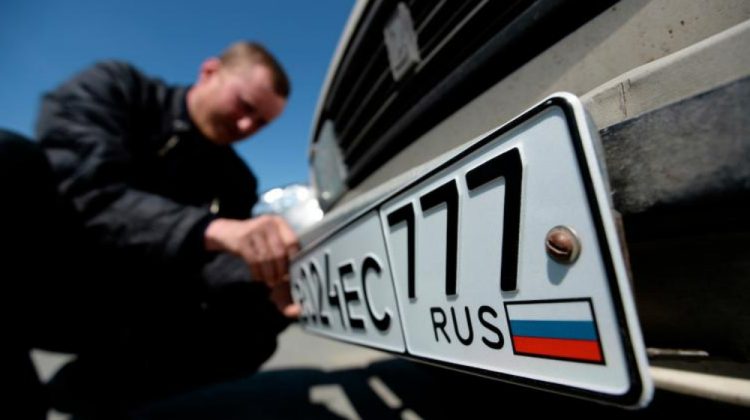 În Estonia, începe amendarea mașinilor cu plăcuțe de înmatriculare rusești