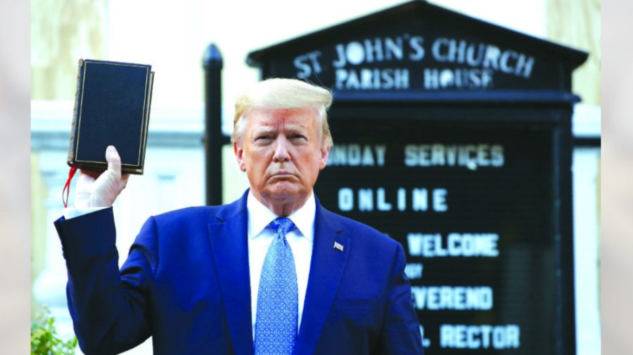 Trump anunță că începe să vândă Biblii cu 60 de dolari bucata. Acesta are nevoie disperată de bani