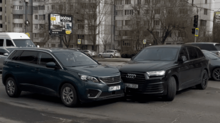 VIDEO Accident pe o stradă din Chișinău! Două mașini s-au ciocnit violent