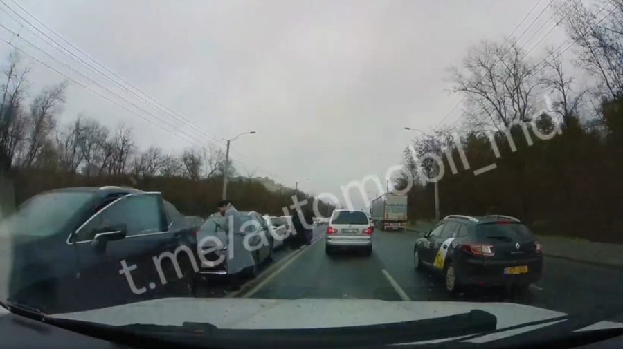 VIDEO Ghinion matinal pentru 5 șoferi. Și-au avariat mașinile, pe o stradă din Chișinău