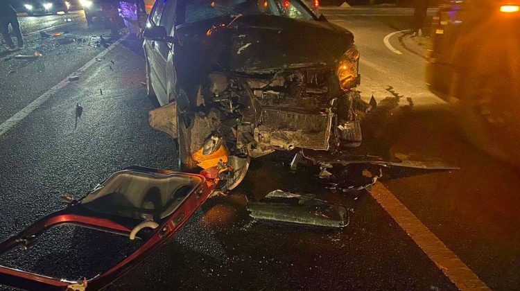 FOTO Două mașini, implicate într-un accident la intrarea în Sociteni. Un minor a fost preluat de ambulanță