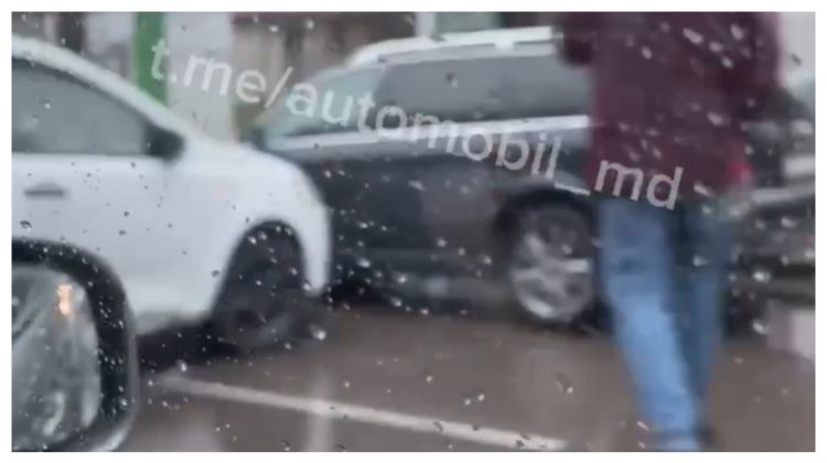 VIDEO Două automobile, avariate pe o stradă din Capitală. Unul dintre șoferi și-a recunoscut vina