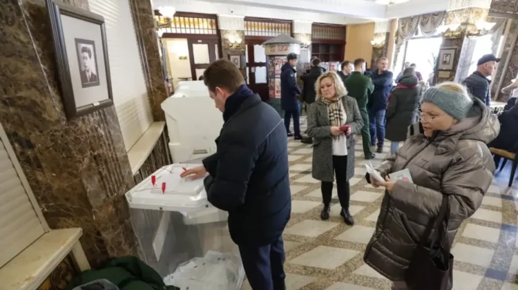 Opoziţia rusă îngreunează activitatea autorităților de alegeri. Dorinţa lui Navalnîi: „La amiază împotriva lui Putin”