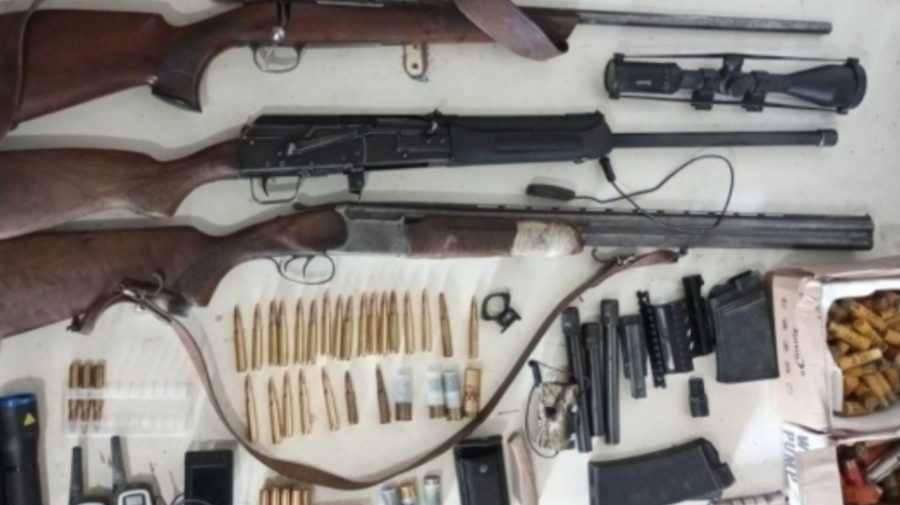 VIDEO Bărbați din Cahul, percheziționați. Polițiștii spun că au ridicat câteva arme și muniții