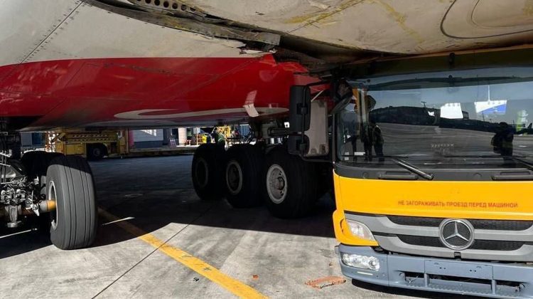Un camion a intrat într-un avion în timp ce se pregătea să decoleze de pe pistă