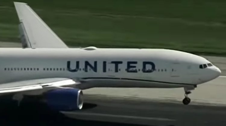 VIDEO Aterizare de urgenţă la Los Angeles: Un Boeing cu 249 de persoane la bord a pierdut pneul şasiului după decolare