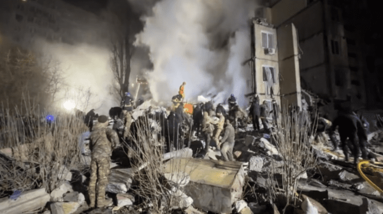 Morți, răniți și dispăruți, după ce o dronă s-a prăbușit sâmbătă într-un bloc de apartamente din Odesa