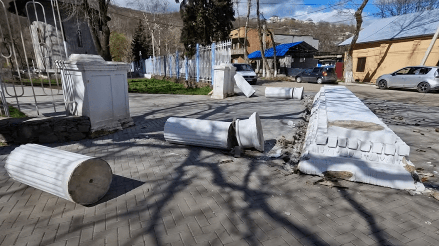Vântul puternic a făcut ravagii în Soroca. Coloanele de la intrarea într-un parc, doborâte la pământ