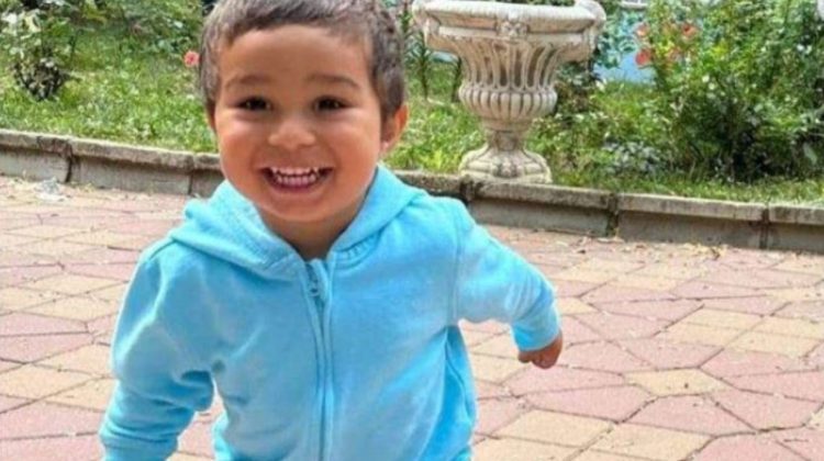 Copil de 2 ani din România, găsit după 25 ore de căutări. Era la câțiva kilometri de locuința sa