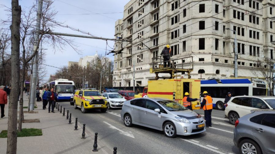 VIDEO Pană de curent în centrul Chișinăului. Troleibuzele staționează, iar călătorii își continuă drumul pe jos