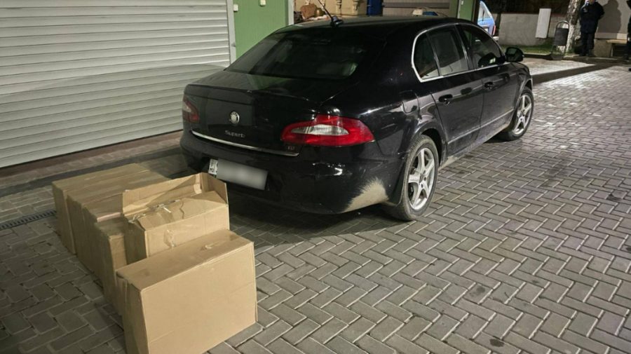 VIDEO Membru al unui grup infracțional, tras pe dreapta și reținut. Avea mașină burdușită cu 60 mii de țigarete