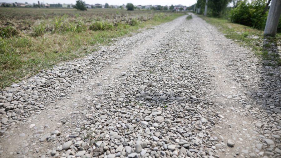 BANI.MD Moldova, patria drumurilor pietruite. Este rușinos câți km de astfel de trasee mai avem