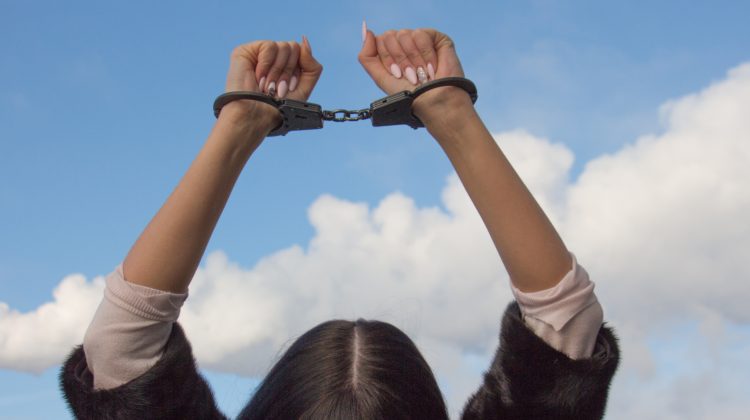 I-a promis unui bărbat că-i va deveni soție, însă l-a lăsat fără bani. Femeia din Chișinău, trimisă după gratii