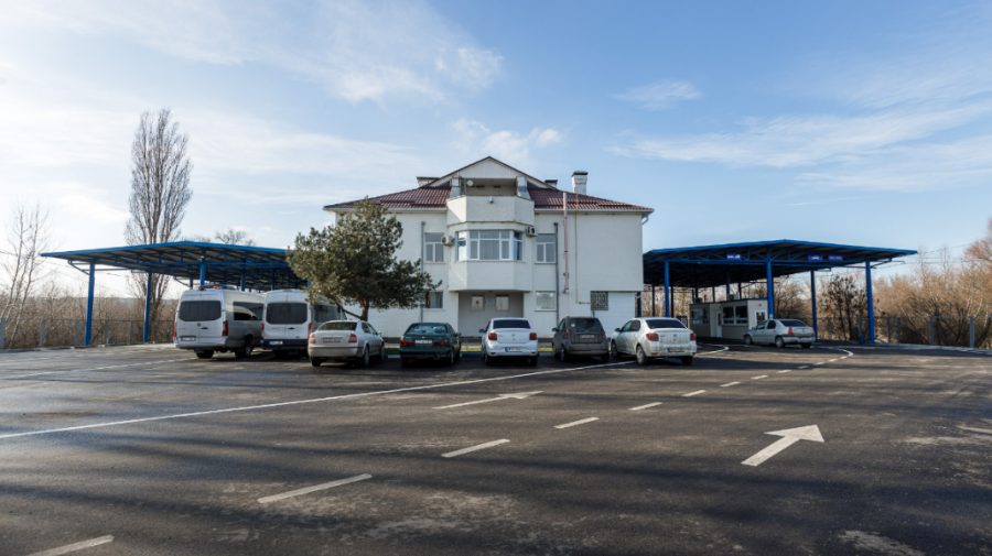 Șoferul unui microbuz a rămas fără remorcă când a ajuns la frontieră. Ce era în neregulă