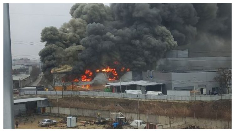 VIDEO Capitala, CUPRINSĂ de fum negru! Un incendiu ar fi izbucnit pe teritoriul parcului industrial „Tracom”