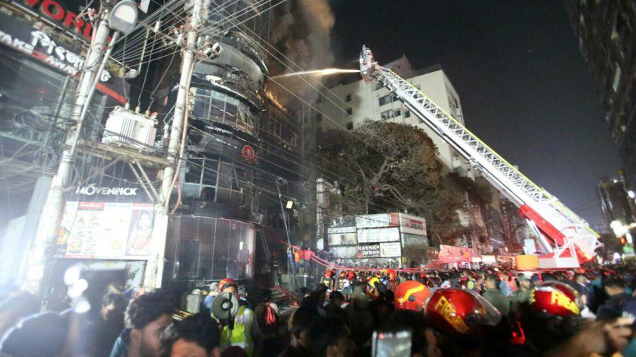 Peste 40 de persoane au murit, iar alte zeci au fost rănite într-un incendiu care a devastat un mall