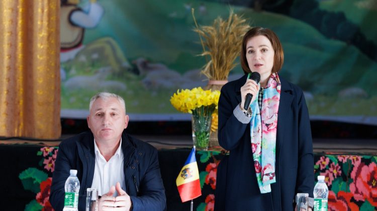 GALERIE FOTO Șefa statului, Maia Sandu, a discutat cu locuitorii satului Taraclia din Căușeni