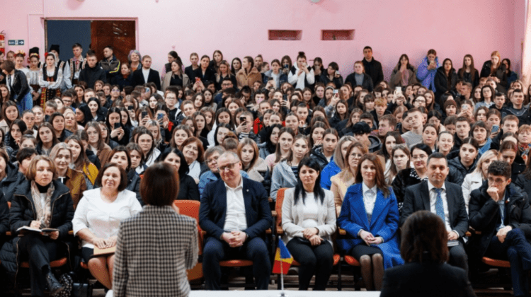 Maia Sandu, în discuții cu tinerii din Soroca: Avem datoria să le lăsăm drept moștenire o țară liberă și educată