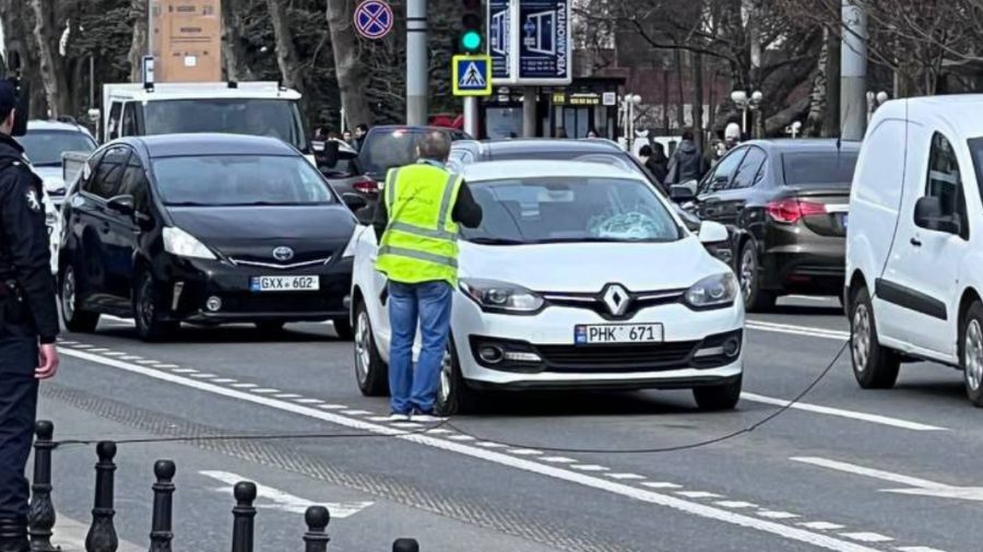 Un cablu de la linia de troleibuz a spart parbrizul unei mașini. RTEC va suporta toate cheltuielile