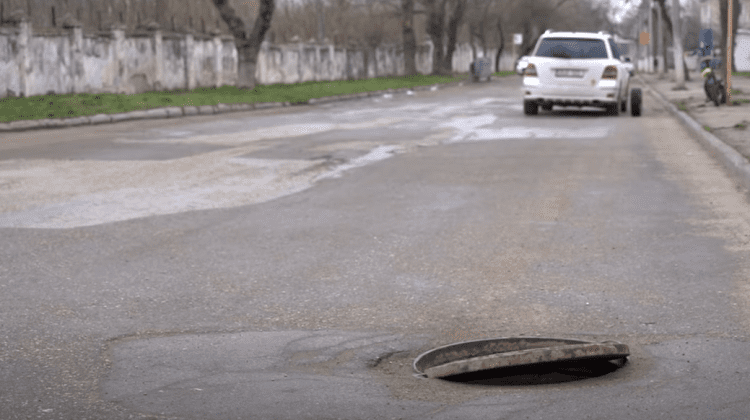 VIDEO O șoferiță și-a avariat Mercedesul, din cauza unui capac de canalizare. Cum s-a întâmplat totul