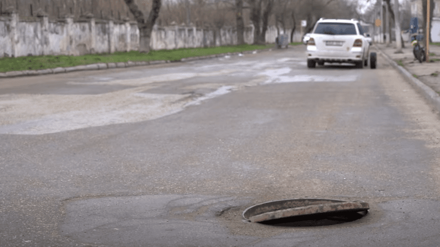VIDEO O șoferiță și-a avariat Mercedesul, din cauza unui capac de canalizare. Cum s-a întâmplat totul
