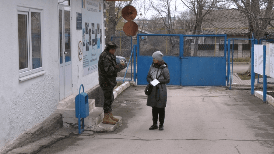 VIDEO Mama unui tânăr de 25 de ani, revoltată după ce fiul ei a primit o citație de la centrul militar teritorial