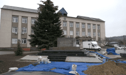 VIDEO Oamenii din Căușeni așteaptă de un an instalarea unui monument. Noul termen promis de autorități