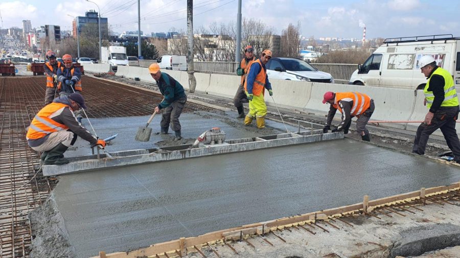 Lucrările de reparație a podului rutier de pe strada Mihai Viteazul sunt în toi. FOTO de la fața locului