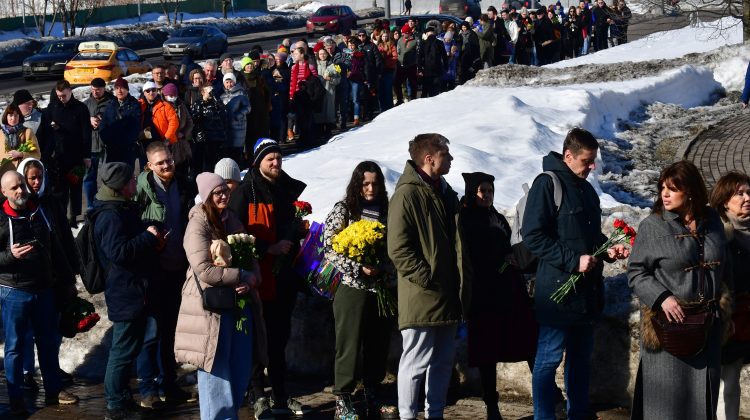 Poliţia a închis cimitirul în care Alexei Navalnîii e înmormântat. Sute de simpatizanţi au aruncat flori peste gard