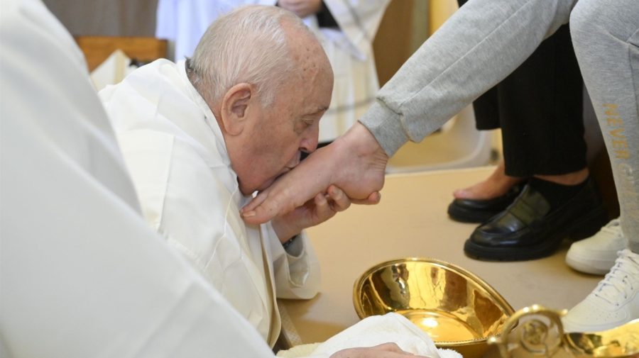 Papa Francisc a spălat picioarele a 12 femei deținute într-o închisoare din Roma
